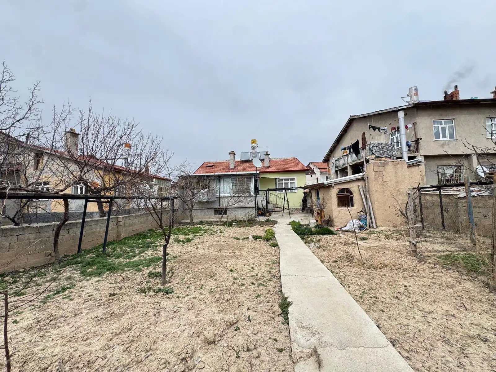 KONYA MERAM HARMANCIK MAHALLESİ’NDE GENİŞ ARSA PAYLI MÜSTAKİL SATILIK 3+1 EV!