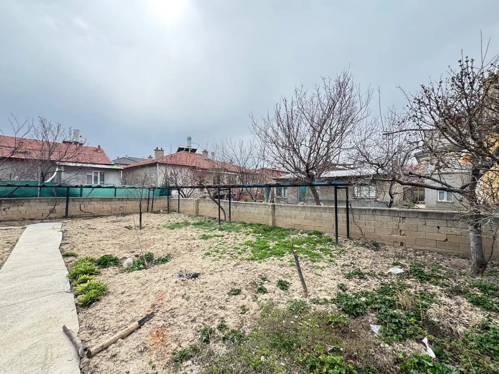 KONYA MERAM HARMANCIK MAHALLESİ’NDE GENİŞ ARSA PAYLI MÜSTAKİL SATILIK 3+1 EV!