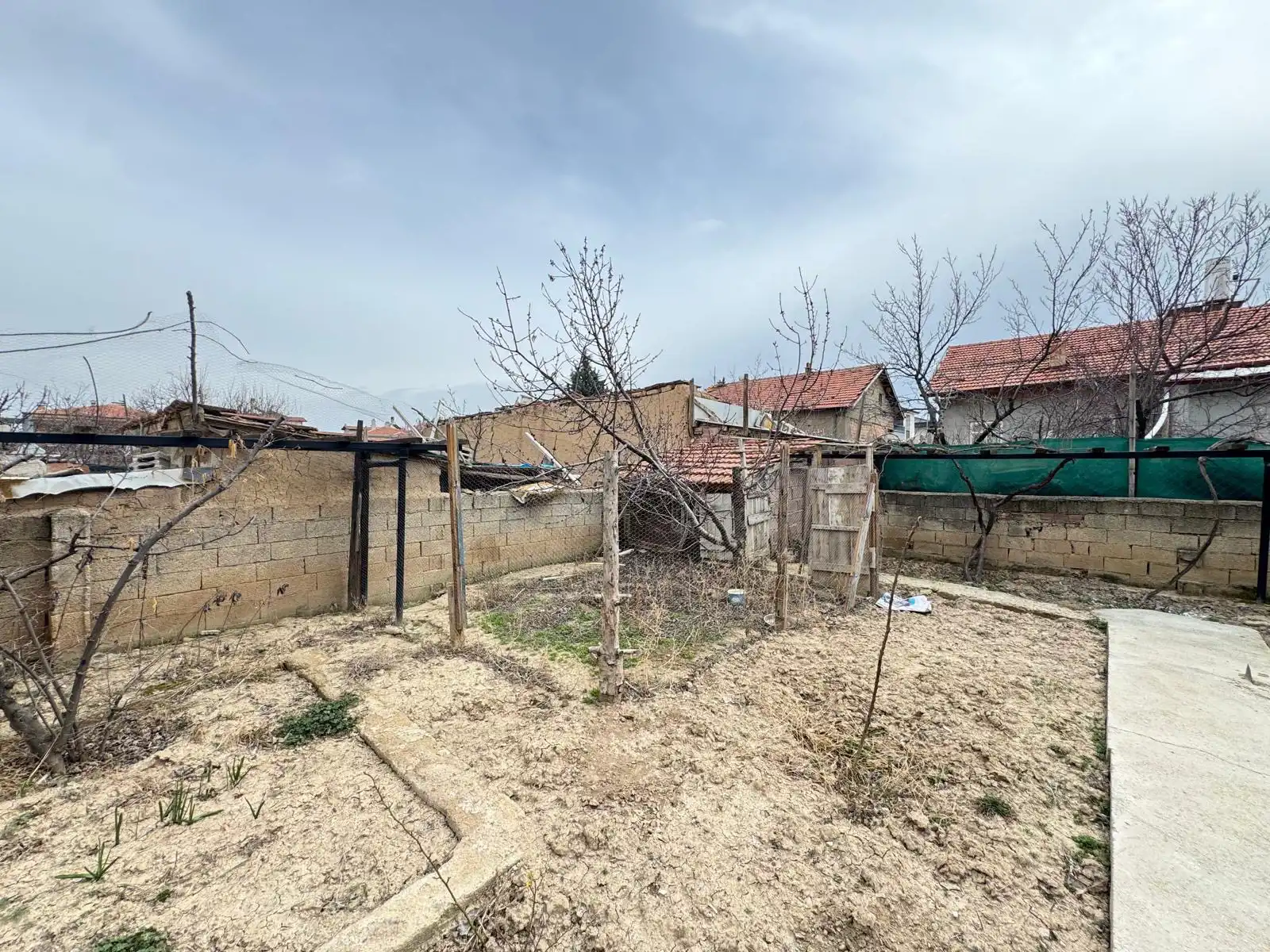 KONYA MERAM HARMANCIK MAHALLESİ’NDE GENİŞ ARSA PAYLI MÜSTAKİL SATILIK 3+1 EV!