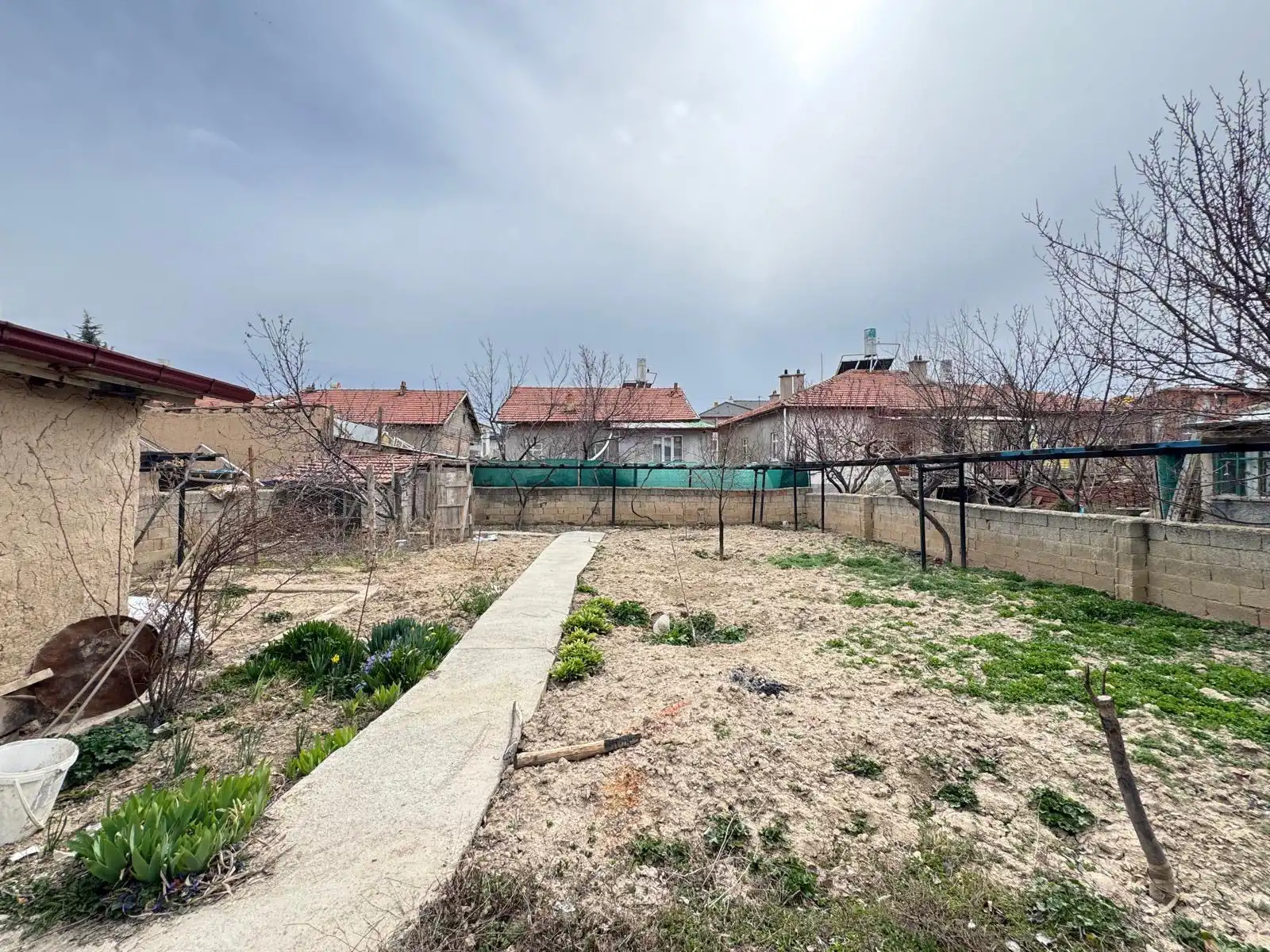 KONYA MERAM HARMANCIK MAHALLESİ’NDE GENİŞ ARSA PAYLI MÜSTAKİL SATILIK 3+1 EV!