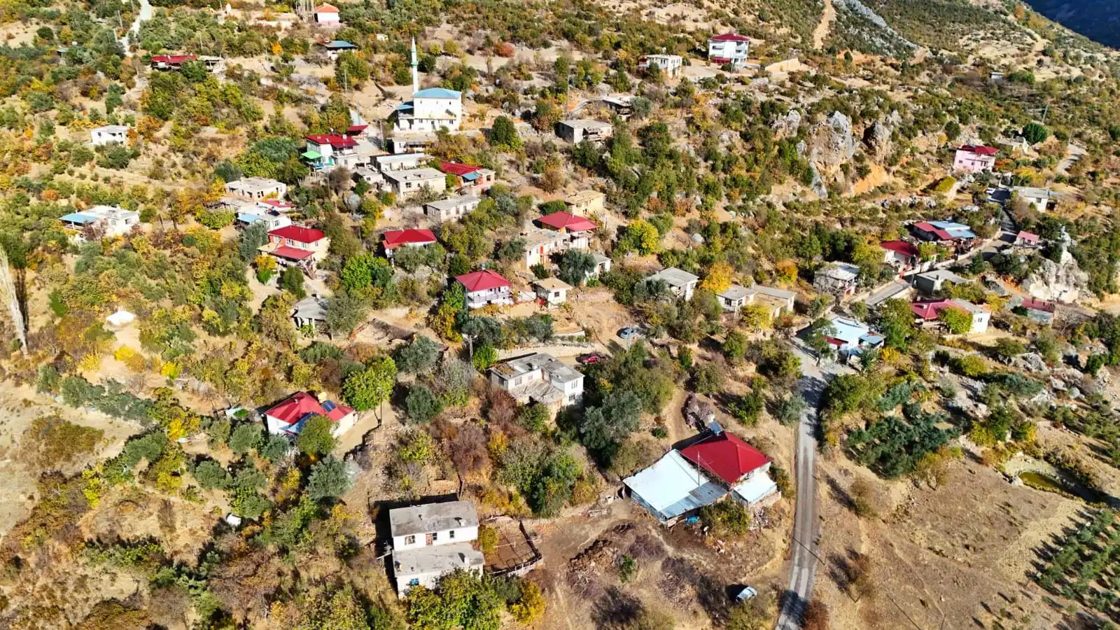 AKYARI  MAHALLESİ STRESTEN UZAK 187 M2 SATILIK BAHÇE!